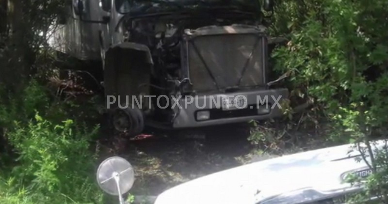 LOCALIZAN DOS CAMIONES EN BRECHA QUE FUERON ROBADOS.