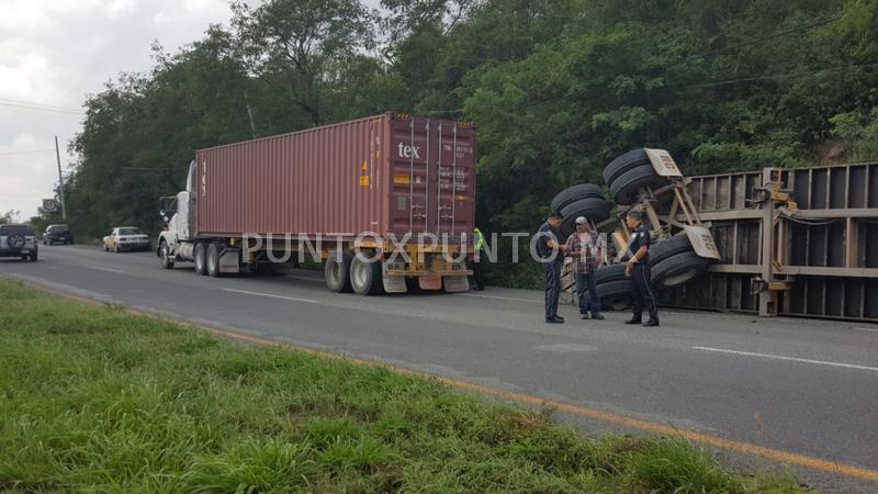 SE DESPRENDE CAJA DE TRÁILER, EN CARRETERA NACIONAL EN MONTEMORELOS.