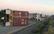 VOLCADURA DE TRÁILER EN CARRETERA NACIONAL EN MMORELOS.