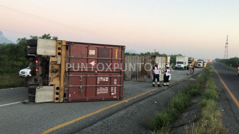 VOLCADURA DE TRÁILER EN CARRETERA NACIONAL EN MMORELOS.