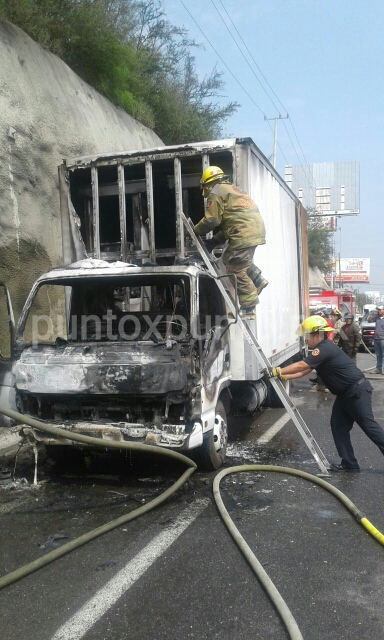 SE INCENDIA CAMIÓN EN CARRETERA NACIONAL.