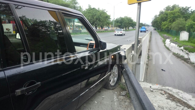 CONDUCTOR ESTRELLA VEHÍCULO CONTRA MURO EN CARRETERA NACIONAL EN SANTIAGO, REPORTAN DAÑOS.