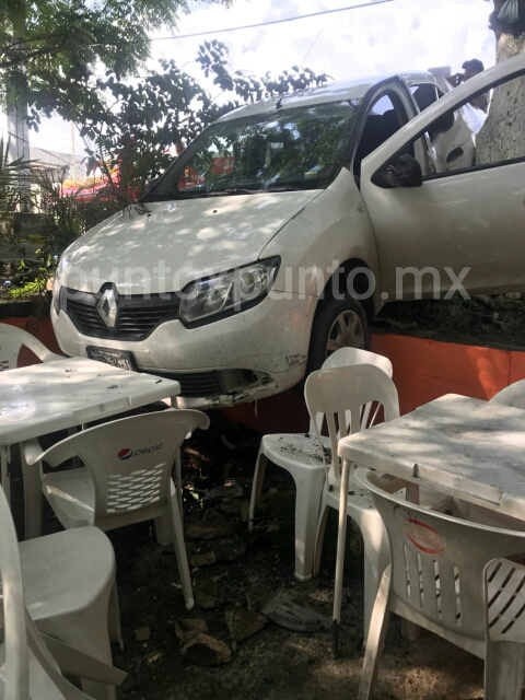 CONDUCTOR EBRIO SALE DE LA CARRETERA NACIONAL EN SANTIAGO Y TERMINA EN UN NEGOCIO.