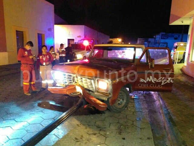 CONDUCTOR EBRIO SE PASA ALTO CHOCA AUTO Y DERRIBA LUMINARIA EN CENTRO DE MMORELOS.