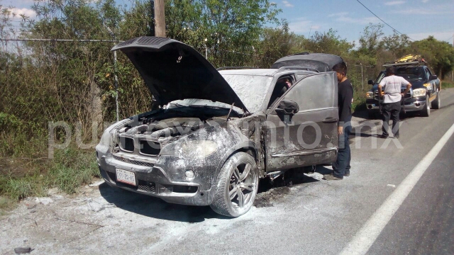 INCENDIO DE VEHÍCULO MOVILIZA A PROTECCIÓN CIVIL DE MMORELOS.