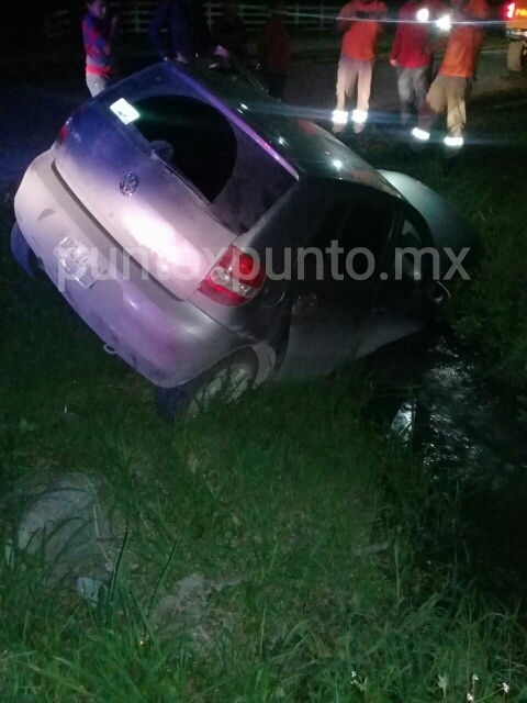 CAE CARRO EN ACEQUIA