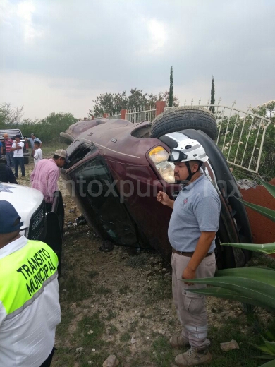 VOLCADURA DE CAMIONETA DEJA COMO RESULTADO VARIAS PERSONAS LESIONADAS EN LINARES.