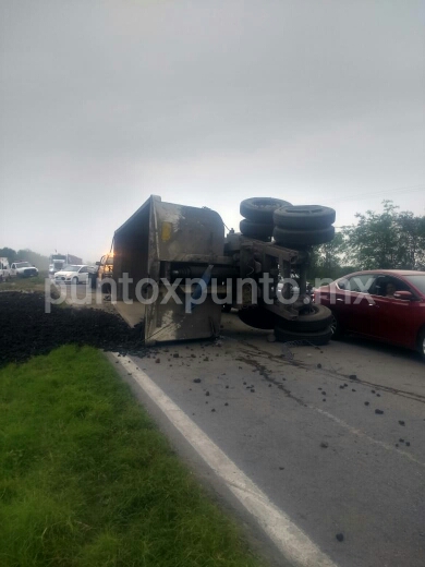 VOLCADURA EN CARRETERA NACIONAL, CONDUCTOR ESCAPA CON TRACTOCAMIÓN.