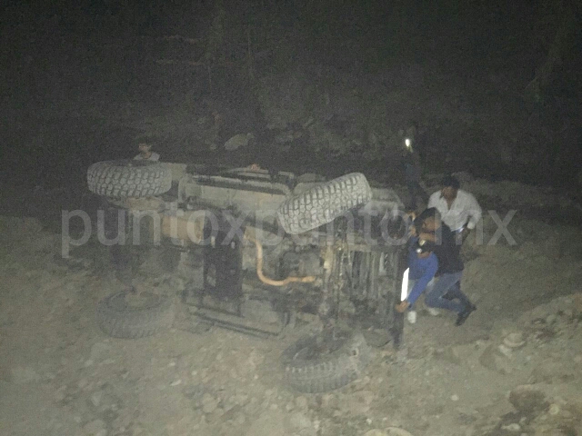 CAEN Y VUELCAN JEEP EN PUENTE INCONCLUSO EN ALLENDE, REPORTAN DOS HERIDOS.