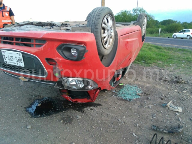 ACCIDENTE TIPO VOLCADURA EN CARRETERA NACIONAL EN MONTEMORELOS, OCUPANTES RESULTAN ILESOS.