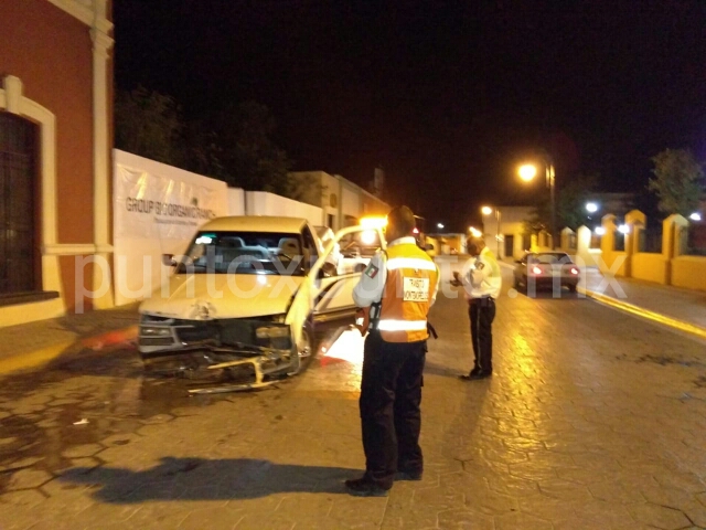 CHOQUE EN CENTRO DE MONTEMORELOS, CONDUCTOR ESTRELLA CAMIONETA EN DOMICILIO.