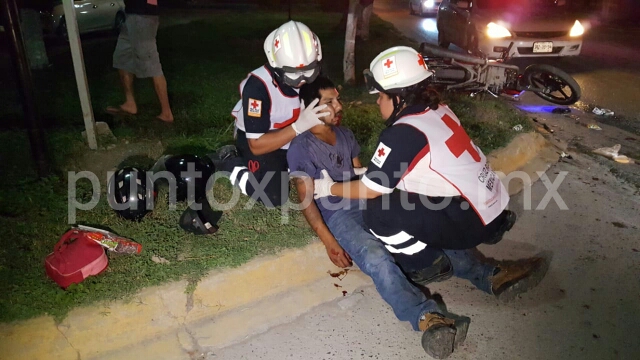 CHOQUE ENTRE UN VEHÍCULO Y UNA MOTOCICLETA EN MONTEMORELOS, REPORTAN LESIONADOS.