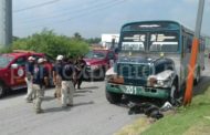 CHOQUE ENTRE CAMIÓN Y MOTOCICLETA QUE MANEJABA MENOR, ES TRASLADADO GRAVE AL UNIVERSITARIO.