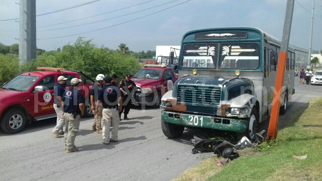 CHOQUE ENTRE CAMIÓN Y MOTOCICLETA QUE MANEJABA MENOR, ES TRASLADADO GRAVE AL UNIVERSITARIO.