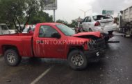 MUJER PIERDE CONTROL DE SU VEHÍCULO, BRINCA CARRETERA EN SANTIAGO, CHOCA CON CAMIONETA.