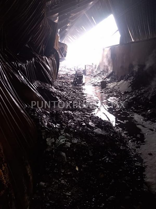 INCENDIO EN SANTIAGO DEJO NEGOCIO EN CENIZAS, LAS CAUSAS UN CORTO CIRCUITO.