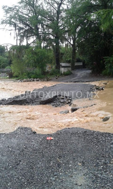 QUEDAN INCOMUNICADOS EN ALLENDE POR LAS LLUVIAS, PUENTE PROVISIONAL SE DESBORDA.