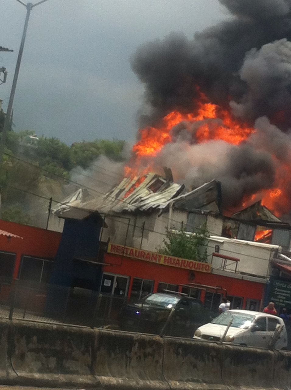 INCENDIO EN LOS CAVAZOS, FÁBRICA DE MUEBLES QUEDA EN CENIZAS.