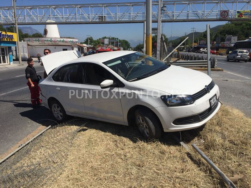 CHOCA EN SANTIAGO, CHOFER RESULTA ILESO, VEHÍCULO TERMINA EN SENTIDO CONTRARIO.