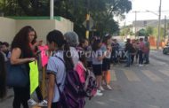 PROTESTAN PADRES DE FAMILIA Y ESTUDIANTES EN ESCUELA, PIDEN DESTITUCIÓN DE DIRECTORA.