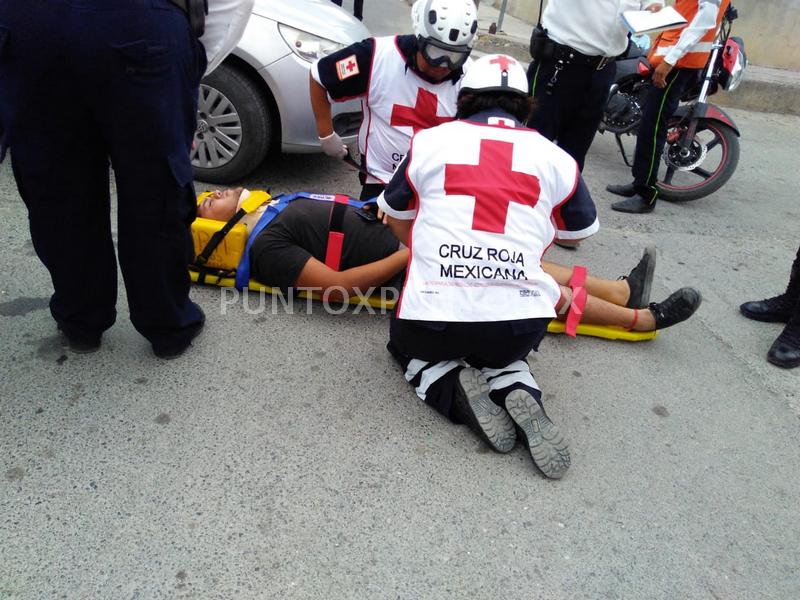 CHOQUE ENTRE UNA MOTO Y UN VEHÍCULO REPORTAN UNA PERSONA LESIONADA.