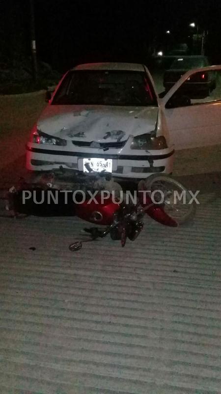 CHOQUE DE CRUCERO ENTRE MOTO Y VEHÍCULO EN SANTIAGO, REPORTAN LESIONADOS.