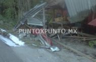 CHOCA CAMIÓN DE COPPEL EN CARRETERA NACIONAL EN ALLENDE, CON PUESTO, LO DERRIBA.