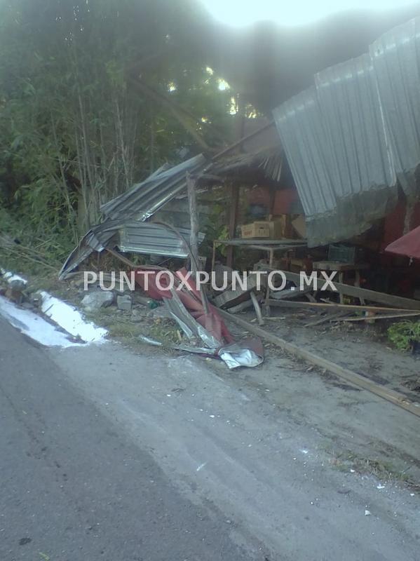 CHOCA CAMIÓN DE COPPEL EN CARRETERA NACIONAL EN ALLENDE, CON PUESTO, LO DERRIBA.