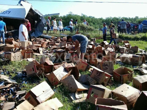 VUELCA TRÁILER CARGADO DE CERVEZA 