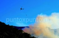 UTILIZAN DOS HELICÓPTEROS PARA COMBATIR INCENDIO EN SIERRA DE SANTIAGO.