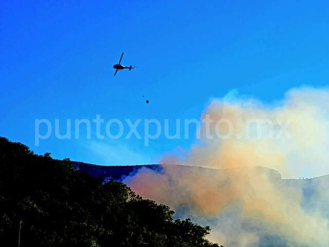 UTILIZAN DOS HELICÓPTEROS PARA COMBATIR INCENDIO EN SIERRA DE SANTIAGO.