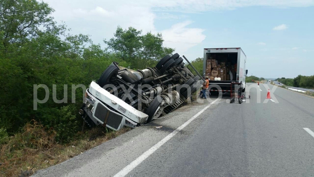 VUELCA TRÁILER EN CARRETERA NACIONAL EN MMORELOS, CHÓFER RESULTA ILESO.