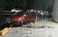 PIERDE CONTROL QUEDA EMBANCADO A PUNTO DE CAER EN ARROYO EN SANTIAGO.