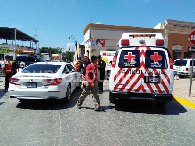 JOVEN INCONSCIENTE DENTRO DE AUTO MOVILIZA A LAS AUTORIDADES, QUIEBRAN CRISTAL PARA SACARLO