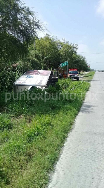 VUELCA CAMIÓN EN CARRETERA ALLENDE CADEREYTA, AUTORIDADES NO ACUDEN AL ACCIDENTE