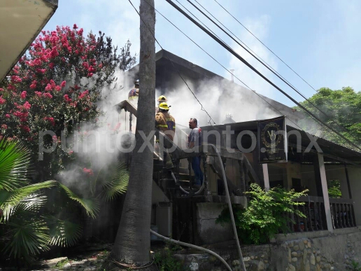 INCENDIO EN VIVIENDA EN LOMA PRIETA, CORTO CIRCUITO ACABA CON PARTE DEL DOMICILIO.