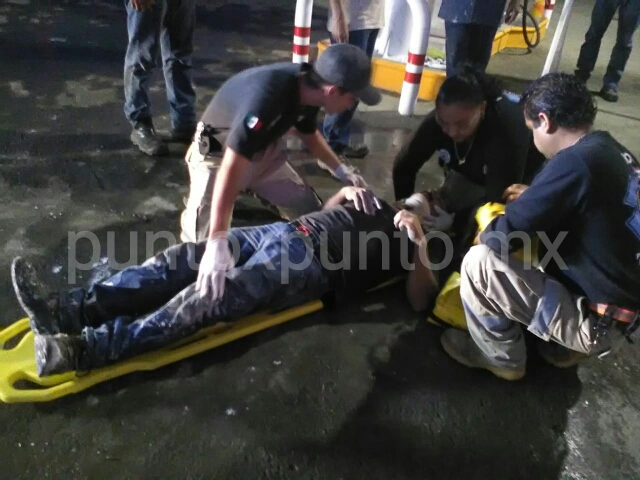 TRABAJADOR CAE DE CUATRO METROS DE ALTURA MIENTRAS PINTABA GASOLINERA EN MMORELOS.