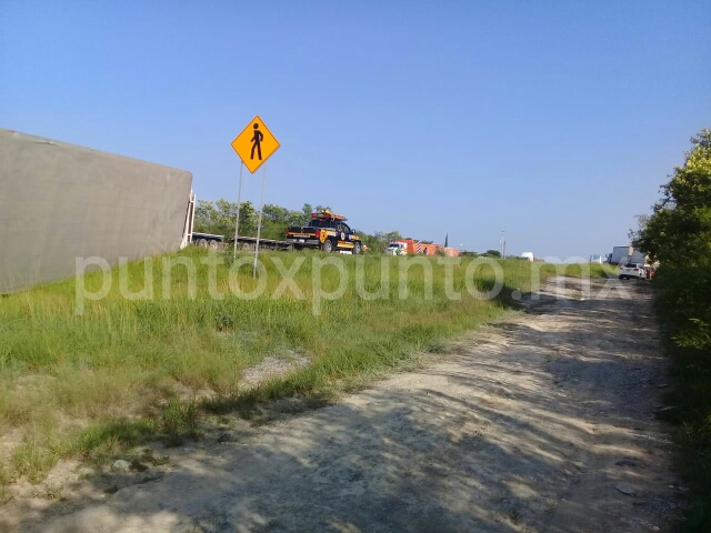 VUELCA TRÁILER EN CARRETERA NACIONAL EN MONTEMORELOS.