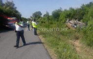 VOLCAUDRA EN CARRETERA DE LINARES, REPORTAN UNA PERSONA LESIONADA.