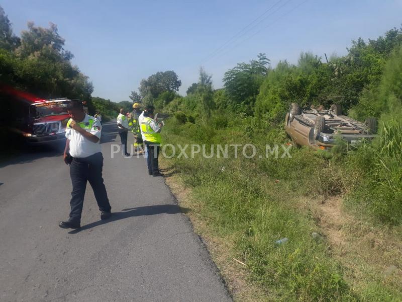 VOLCAUDRA EN CARRETERA DE LINARES, REPORTAN UNA PERSONA LESIONADA.