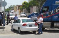 CHOQUE ENTRE UN TRÁILER Y UN VEHÍCULO EN ALLENDE, REPORTAN SOLO DAÑOS MATERIALES.