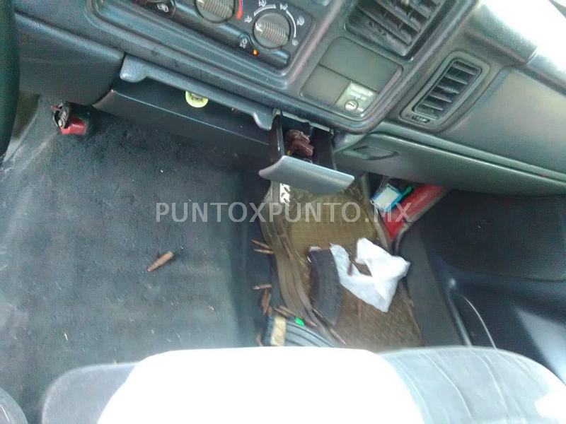 ESCAPAN DOS EN PERSECUCIÓN DE FUERZA CIVIL ASEGURAN CAMIONETA, ENCUENTRAN CARGADORES Y MUNICIONES.