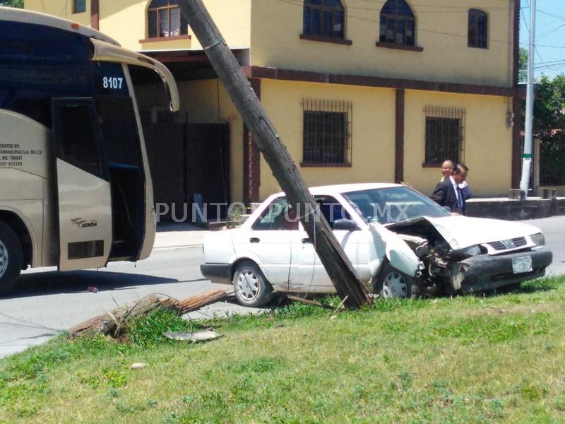 SE DUERME AL IR MANEJANDO, CHOCA Y DERRIBA POSTE EN MONTEMORELOS.