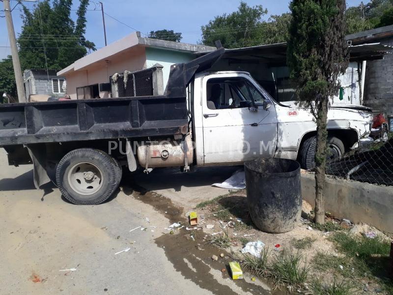 LE FALLAN FRENOS, TERMINA PROYECTADO EN PATIO DE UNA VIVIENDA EN MONTEMORELOS.