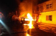 INCENDIO EN BODEGA DE CARPINTERIA Y UN VEHÍCULO EN COLONIA LADRILLERA EN MMORELOS, MOVILIZA A PROTECCIÓN CIVIL.