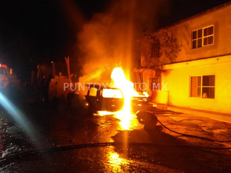 INCENDIO EN BODEGA DE CARPINTERIA Y UN VEHÍCULO EN COLONIA LADRILLERA EN MMORELOS, MOVILIZA A PROTECCIÓN CIVIL.