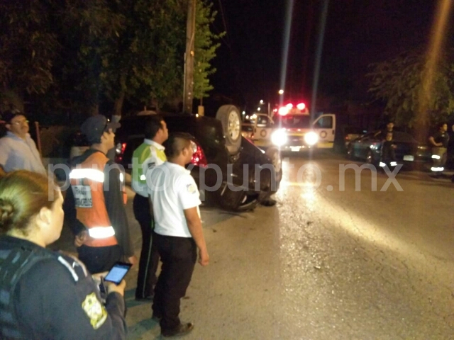 VOLCADURA ESTA MADRUGADA EN CALLES DEL CENTRO DE MONTEMORELOS, CONDUCTOR ESCAPA.