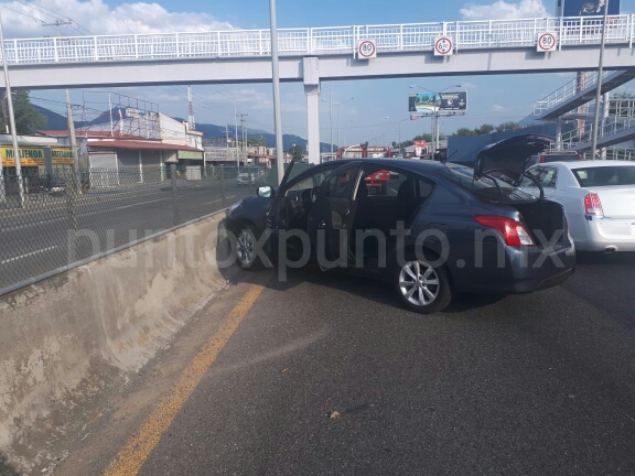 PIERDE CONTROL Y CHOCA EN MURO EN CARRETERA NACIONAL EN SANTIAGO.