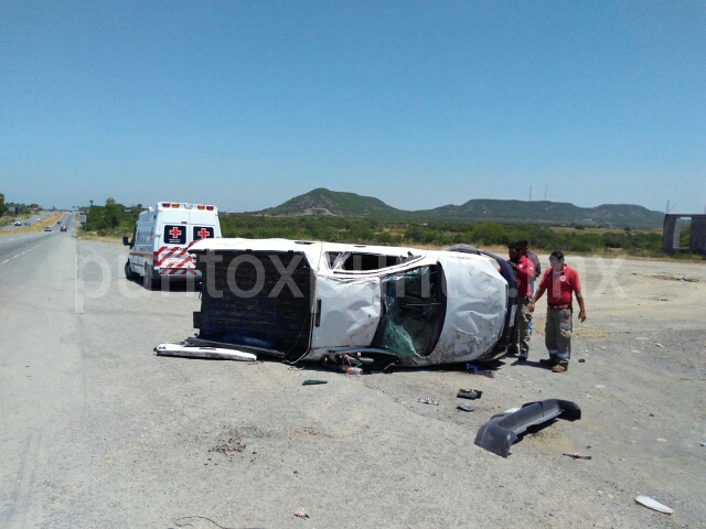 DUERME AL VOLANTE, CHOCA Y VUELCA VEHÍCULO EN CARRETERA NACIONAL, RESULTA LESIONADO.