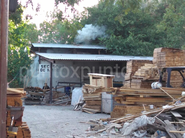 INCENDIO EN MADERERÍA EN MONTEMORELOS MOVILIZA A PROTECCIÓN CIVIL.